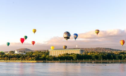 Picture of hot air balloons above Lake Burley Griffin