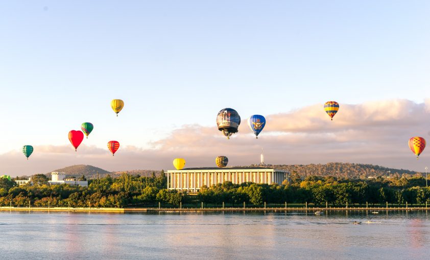 Picture of hot air balloons above Lake Burley Griffin
